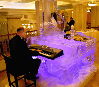 Ледяной рояль для гостиницы Украина