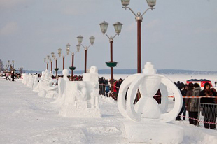 Соревнование по созданию снеговиков в Карелии
