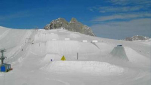 Австрийский ледник открыл парк для летнего катания