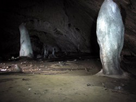 Ледяные фигуры в аскинской пещере