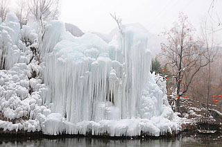 Ледовые скульптуры из водопадов появились в Китаее