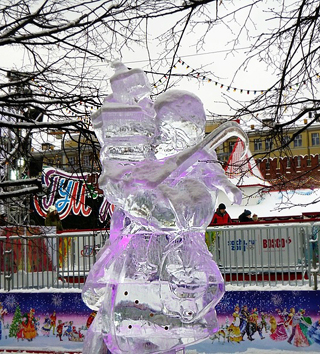 Ледяные скульптуры на Красной площади около ГУМа