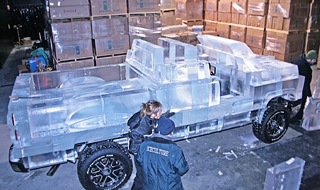 Первый в истории самоходный грузовик изо льда
