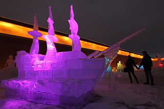 Ледяные скульптуры у Петропавловской крепости 2014