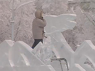Новогодние ледовые скульптуры в виде сибирских животных в Абакане