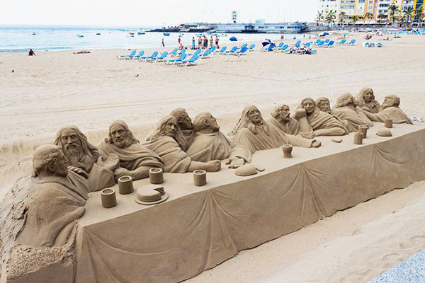 песчаная скульптура - тайная вечеря