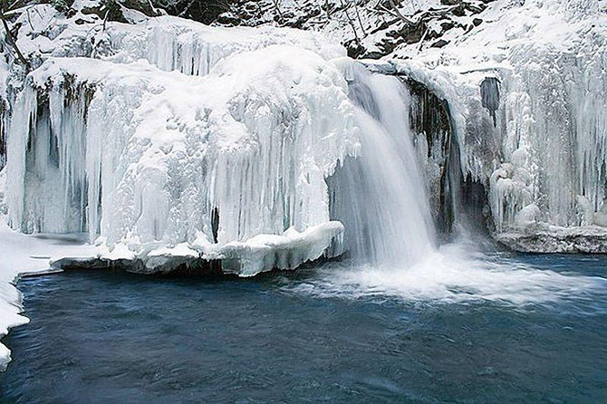 Замерзший поток в виде ледяного водопада
