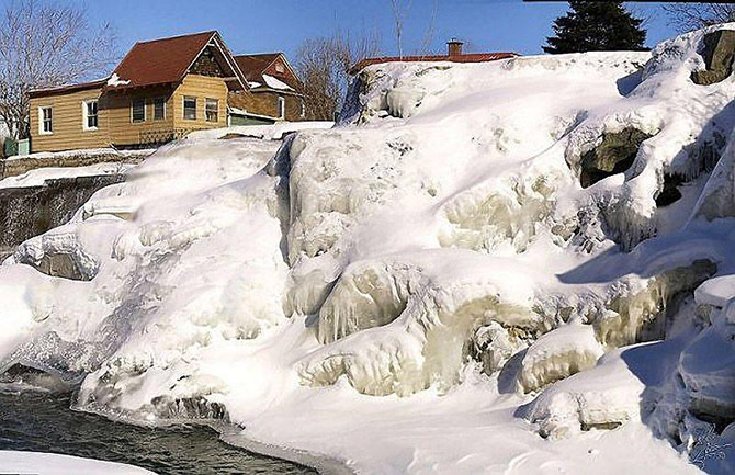 Ледяной водопад в Канаде в провинции Квебек