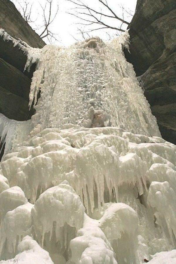 Ледяной водопад в Starved Rock State Park, США