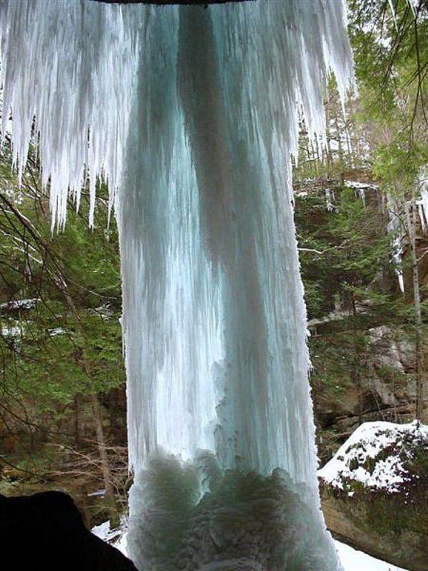 Ледяной водопад в виде ледяных складок