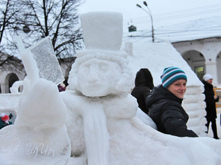 В Костроме изваяли ледяную скульптуру Пушкина