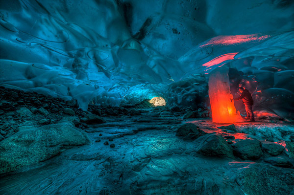 Ледяная пещера Менденхолл на Аляске