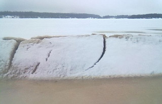 На Ладожском озере образовались ледяные волны