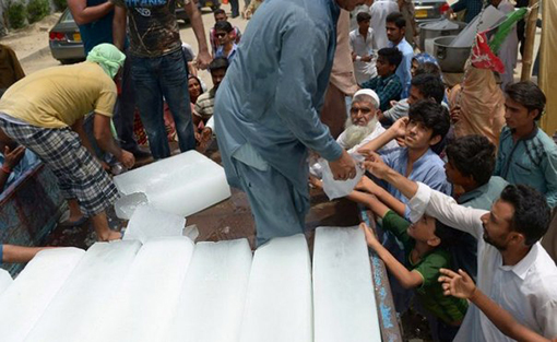 Жители Индии охлаждаются при помощи ледяных блоков