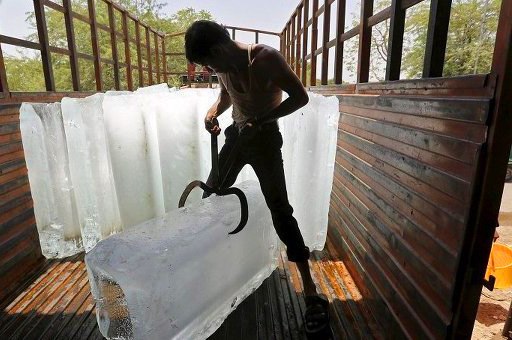 Жители Индии охлаждаются при помощи ледяных блоков