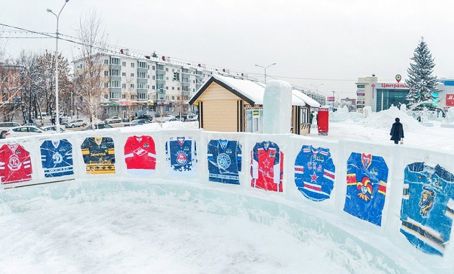 Необычные ледяные фигуры хоккеистов появились в Уфе