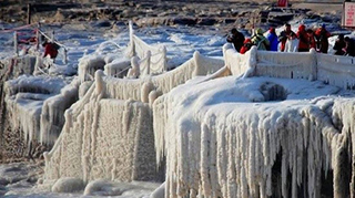 Лед всемирно известного водопада Хукоу растаял после зимы
