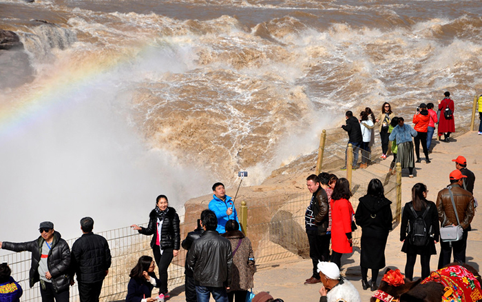 Лед всемирно известного водопада Хукоу растаял после зимы
