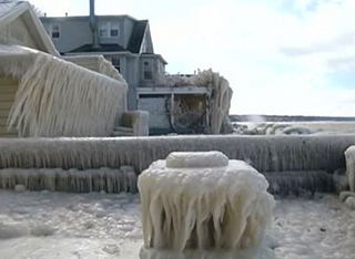 Дом на берегу Онтарио превратился в ледяную скульптуру