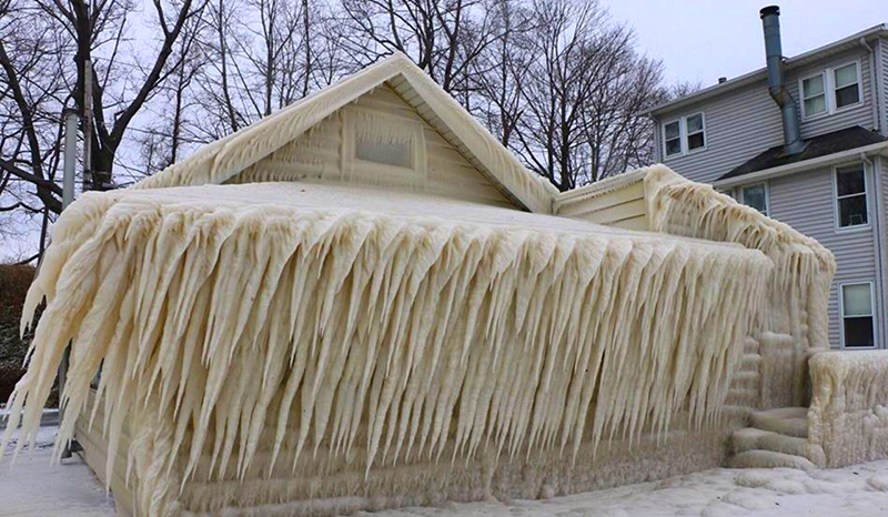 Дом на берегу Онтарио превратился в ледяную скульптуру