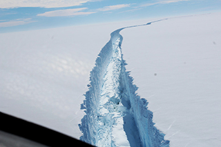 Триллионный ледяной айсберг откололся от шельфа в Антарктике<