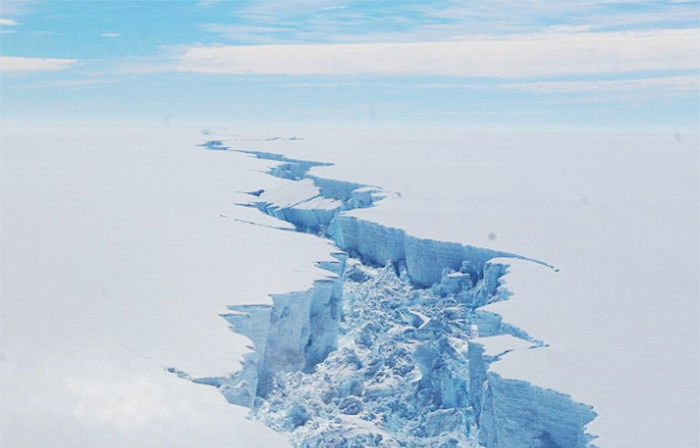 Триллионный ледяной айсберг откололся от шельфа в Антарктике