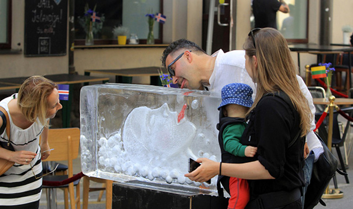 В Вильнюсе установили ледовую фигуру исландской певицы Бьорк