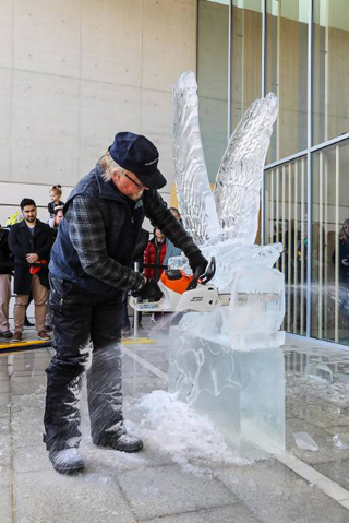 Известный скульптор покажет мастерство ледяных скульптур<