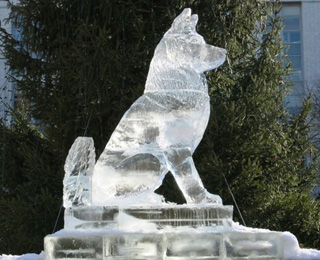 Ледяная двухметровая собака в Оренбурге