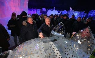 Президент России вморозил на счастье монетку в ледяную скульптуру свиньи-копилки