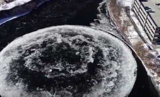 Загадочные гигантские ледяные диски на реке попали на видео