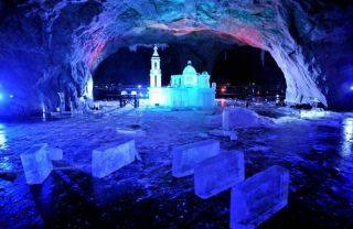 В Карелии прошёл первый подземный фестиваль ледовых скульптур